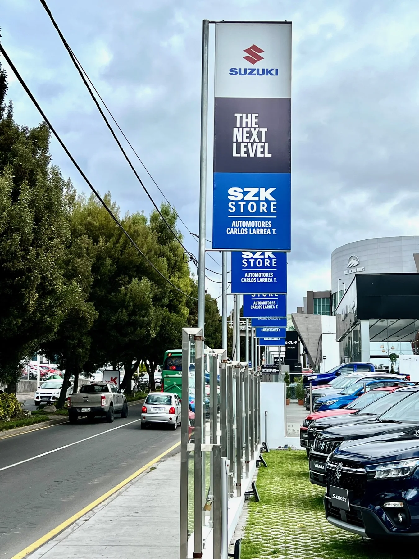 Banderas publicitarias Suzuki impresas por Wole