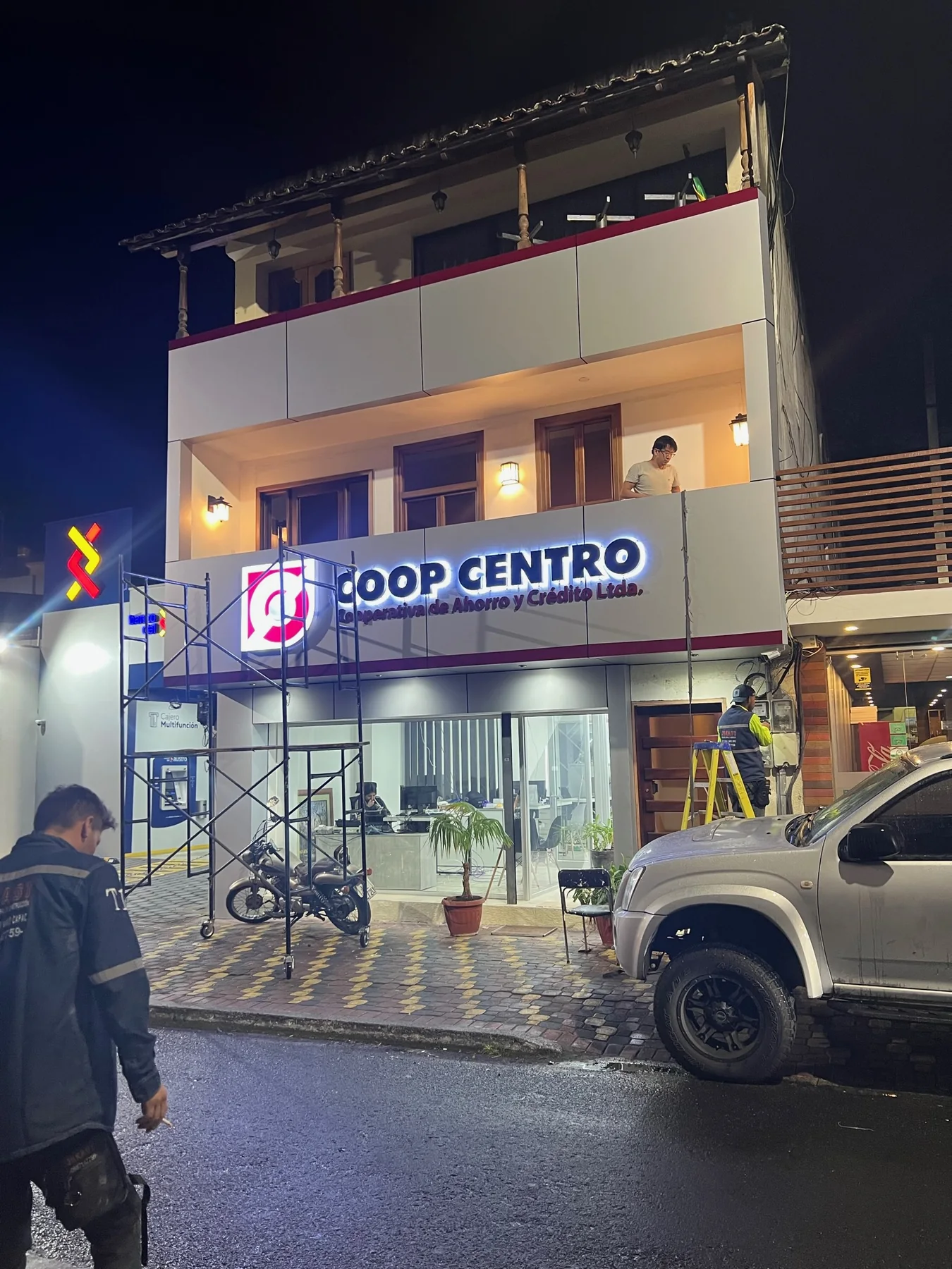 Rótulo combinado de Coop Centro instalado por Wole